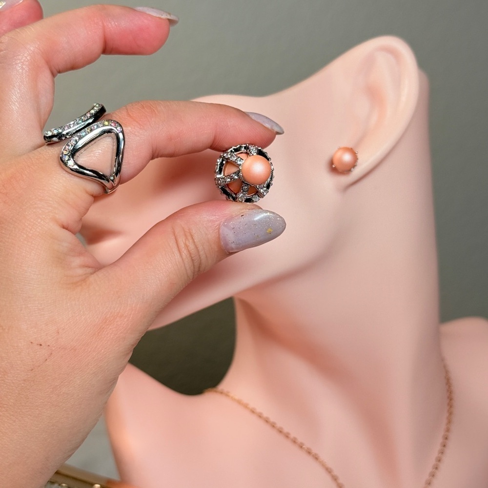 Elegant Peach Stud Earrings - Picture 5 of 7
